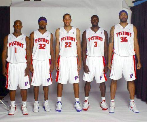 亚马尔是FIFPro最佳阵最年轻球员，也是今年得票最高外场球员（亚马尔入选FIFPro年度最佳阵容，创最年轻纪录并成今年外场得票王）