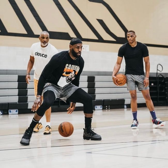 半场战报：格拉斯哥流浪者0-2罗马，佩莱格里尼、苏莱破门（半场：罗马2-0领先格拉斯哥流浪者，佩莱格里尼与苏莱建功）