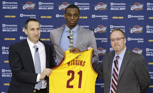 你以为水火不容的耐克和阿迪，有钱也得一起挣（看似死对头的耐克与阿迪，为了赚钱照样联手）