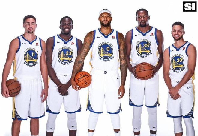 尤文全队和球迷一起出现在登机口，斯帕莱蒂和球迷们友好互动（尤文全队与球迷同现登机口，斯帕莱蒂现场亲切互动）